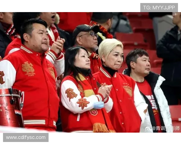 海港球迷大批离场 官方转播镜头捕捉比赛临近结束瞬间